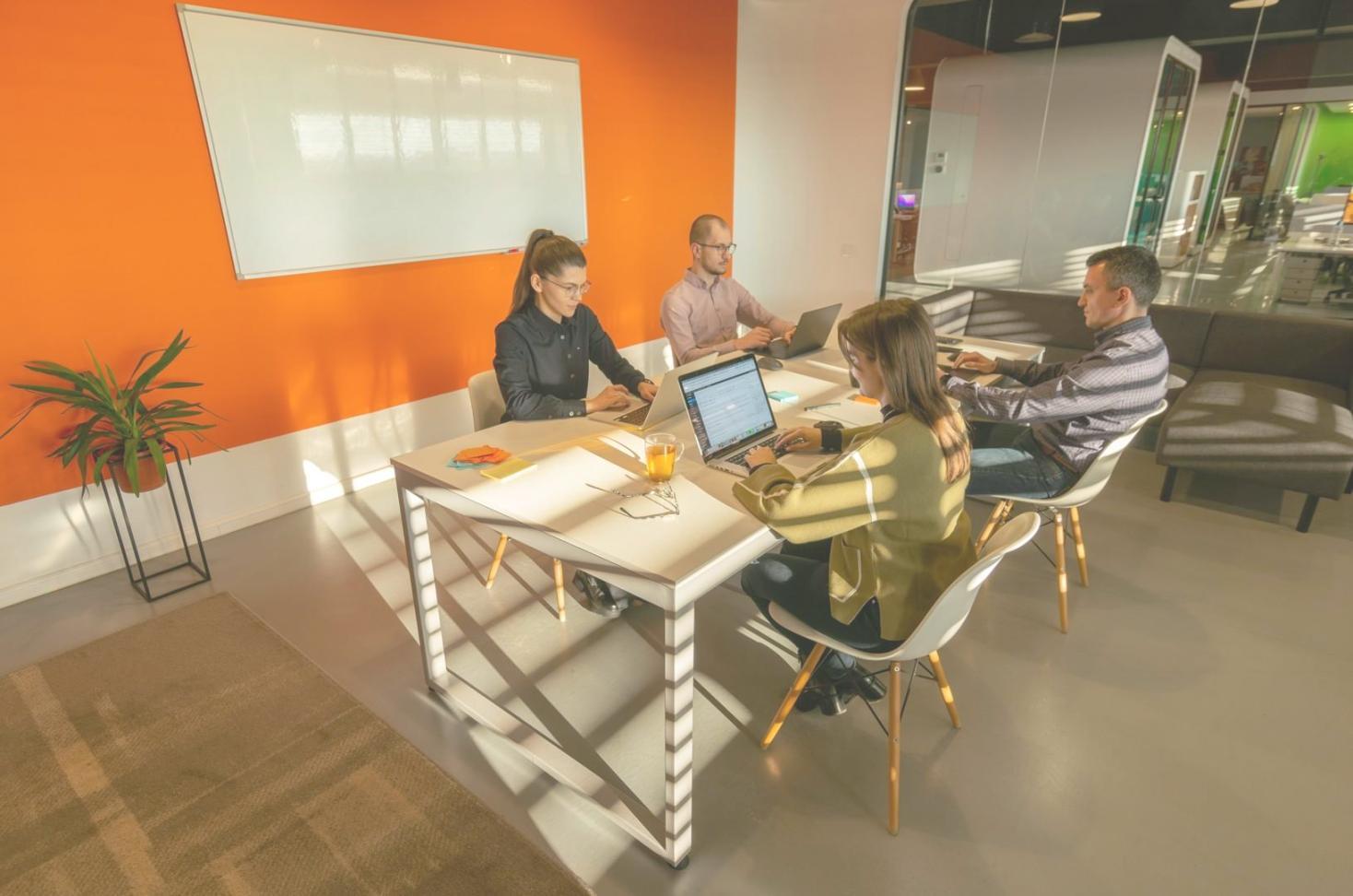 Finanzplanung am Arbeitsplatz mit Dokumenten und Taschenrechner
