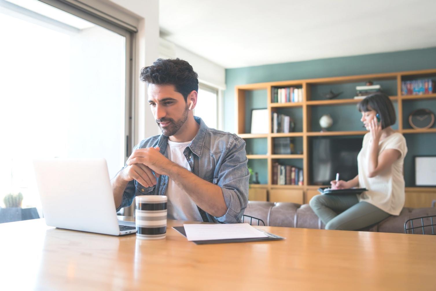 Teilnehmer bei einem Finanzworkshop arbeiten gemeinsam an Budgetplänen